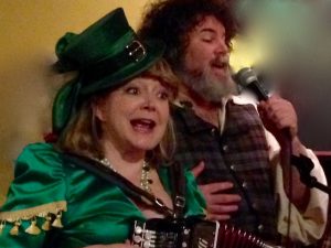 Jennifer Cutting & Steve Winick leader a Pub Sing